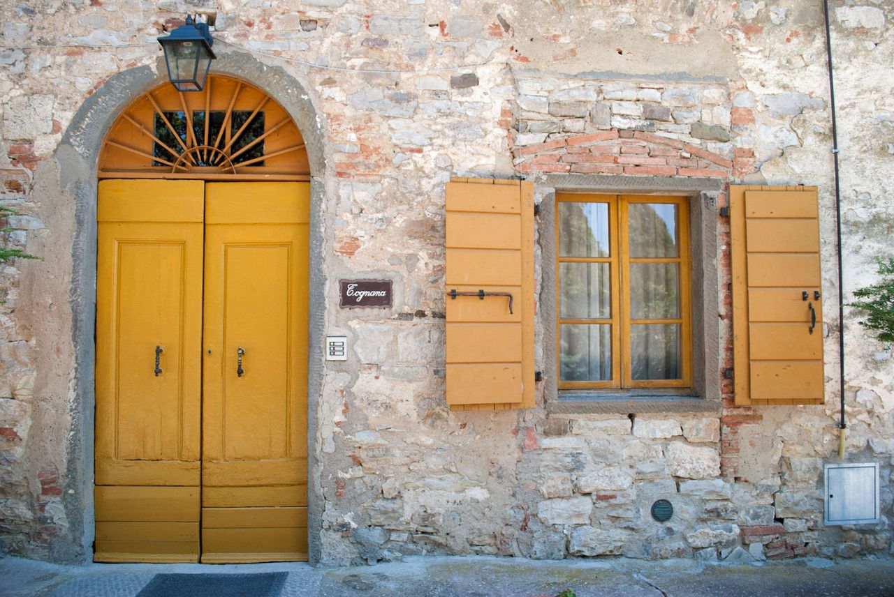 Yellow door on the walk from Radda